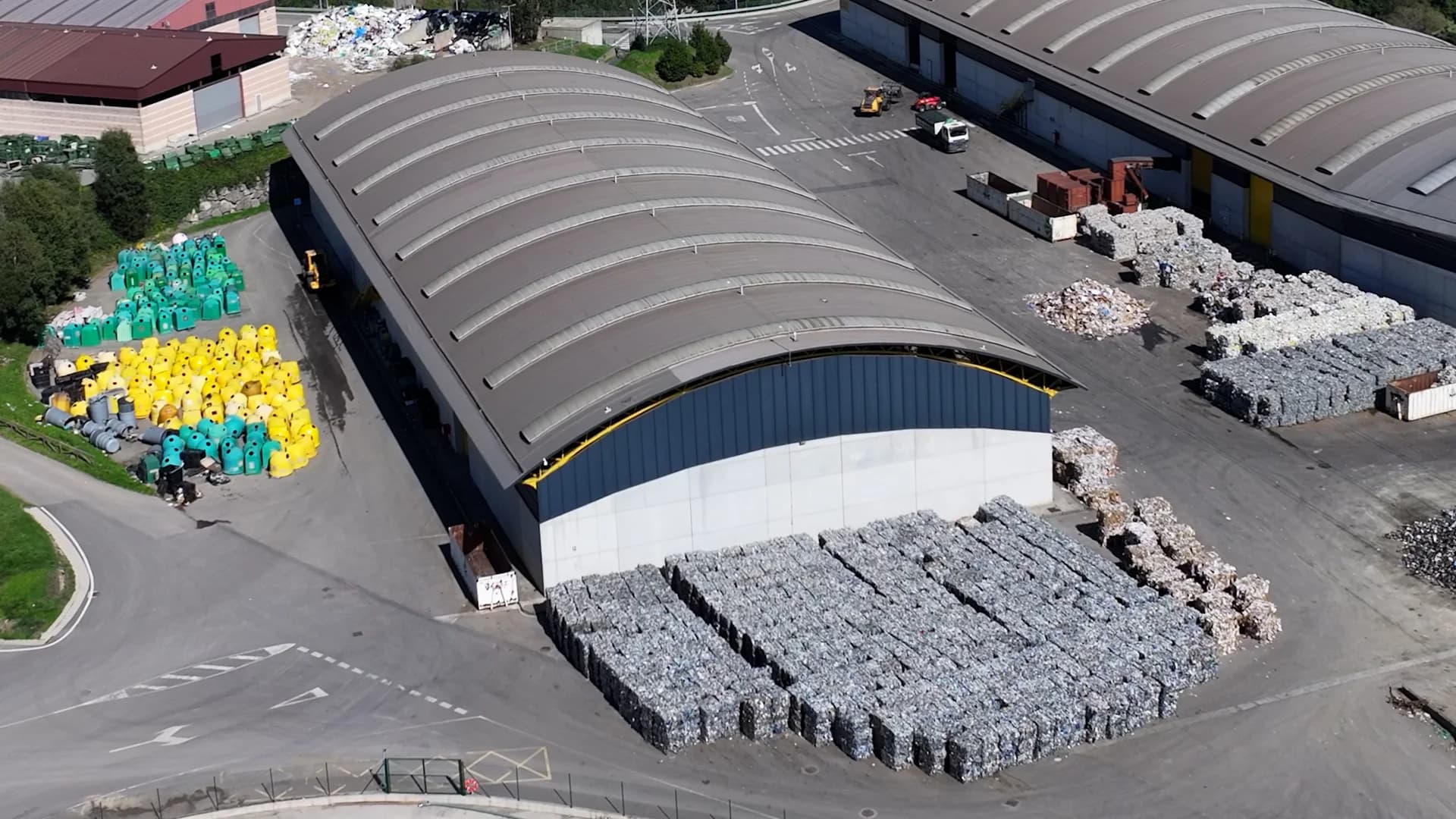 Vista aérea de contenedores de reciclaje