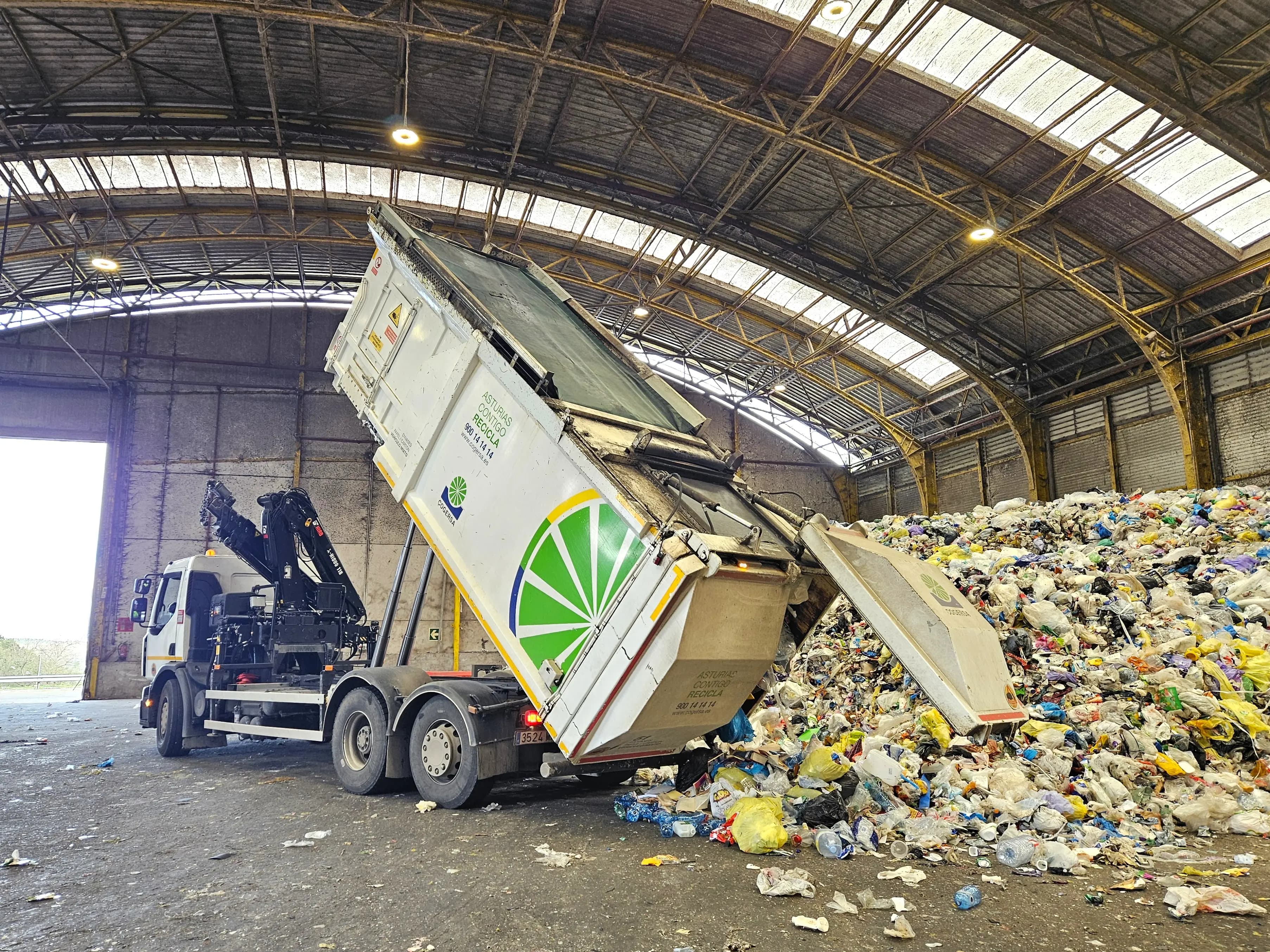 Camión descargando residuos en una planta de tratamiento